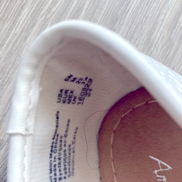 White shoes ballet style w/ bow - Picture 5 of 7